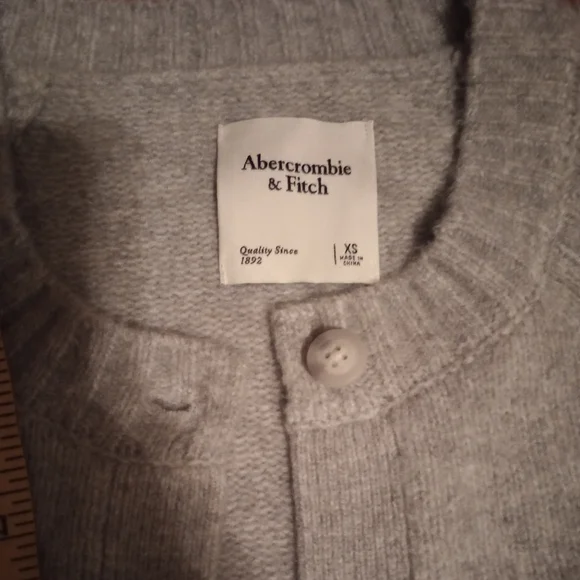 NWOT Abercrombie&Fitch Grey Knit Crew Neck Cardigan Size XS - Picture 4 of 4